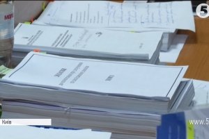 Нові "докази": що принесли адвокати Януковича до суду після биток та пляшок