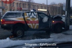 У Києві автомобіль "Київенерго" в'їхав у ліхтарний стовп
