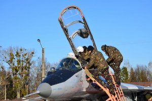 "Автографи" у небі Прикарпаття: як справжні аси льотний вишкіл влаштували – ФОТО