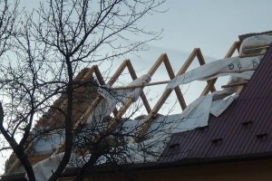 "Погралася" з вікнами, "позлизувала" шифер: У мережі показали наслідки негоди на Івано-Франківщині