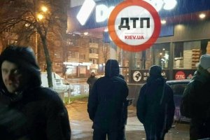 У Києві біля піцерії сталася стрілянина – є постраждалі