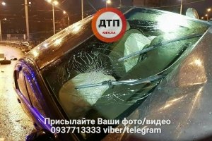 "Зупинив тільки стовп": у Києві Toyota "ковзала" по дорозі – ФОТО