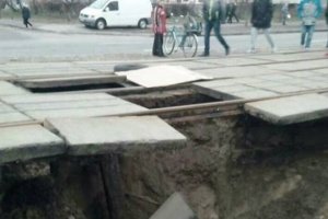 6 метрів завширшки і понад 3 завглибшки: У Києві під трамвайними рейками обвалилася земля