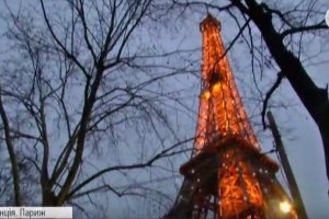 Як Ейфелева вежа готується до Різдва – ФОТО