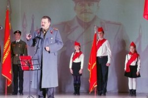 "Севастополь. Наші дні": дітей прийняли у піонери, на площі заспівали "Поверніть Сталіна"