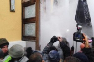 У Києві прихильники Саакашвілі виламують двері Жовтневого палацу