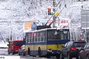 У Чернігові юнака вдарило струмом у тролейбусі: він у реанімації