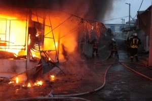 Масштабна пожежа на центральному ринку Запоріжжя: як горіли ятки – ФОТО