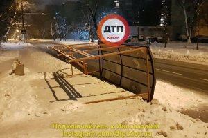 "Уже відсвяткувала": у Києві впала зупинка