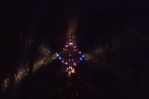 У Хмельницькому засяяла проблисковими маячками новорічна автоялинка – відео