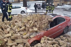Обвал стіни у центрі Києва: розтрощено два автомобілі – фото
