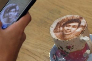 Селфачино у кав'ярні: у Лондоні можна замовити капучино з власним портретом - відео