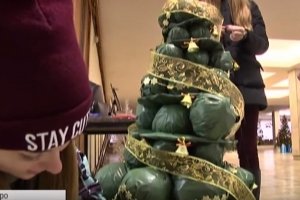 У Дніпрі обирали найоригінальнішу ялинки, зроблену з мотлоху &ndash; відео