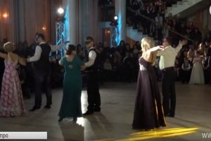"Вальс пам'яті": Родичі загиблих бійців АТО і волонтери провели у Дніпрі зворушливий зимовий бал