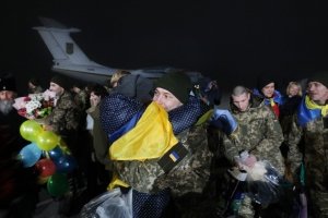 Вдома: Як зустрічали звільнених з ОРДЛО заручників у "Борисполі" – ФОТО