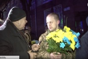 Троє звільнених заручників повернулися додому в Тернопіль: як це було – відео