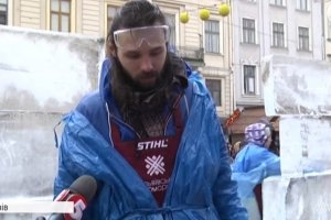"Льодова історія": як львівські майстри з криги дух Різдва створюють