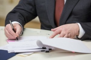 Доплаты медикам и соцгарантии: президент подписал антикризисный закон