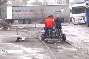 Тест-драйв на залізничних коліях: у Дніпрі випробували оновлену дрезину