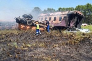 Сотні поранених та загиблі: у ПАР потяг протаранив вантажівку та загорівся