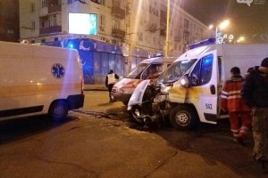 У Запоріжжі вантажівка проїхала на червоне і врізалась в швидку з пацієнтом