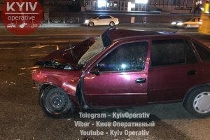 Автівка палала: у Києві підполковник поліції напідпитку влетів у стовп