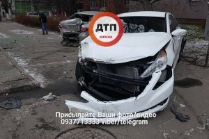 У центрі Києва зіткнулися два легковики: від удару автівки відкинуло на тротуар