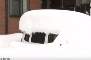 ФОТО: Японію засипало снігом – автівки перетворилися на білі роли 