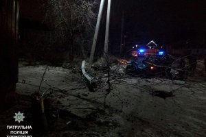 П'яна водійка BMW у Борисполі знесла стовп і дерево, тікаючи від копів