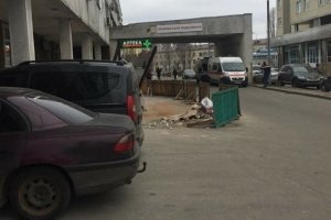 Смерть чоловіка біля лікарні у Києві: поліція кваліфікувала інцидент як умисне вбивство