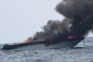 "Стрибали у воду": у Таїланді вибухнув катер із туристами на борту