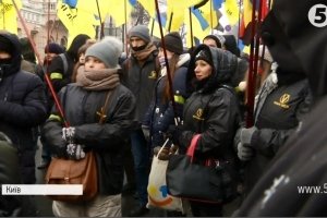 Фаєри та штовханина: що відбувалося на акції протесту під Радою – великий сюжет