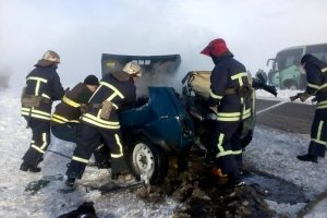 Поблизу Бердянська автобус протаранив "Ниву": є загиблі
