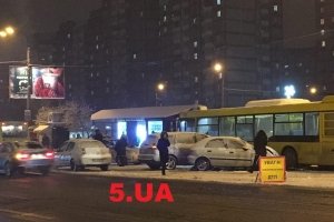 Через ДТП на Троєщині призупинено рух тролейбусів 