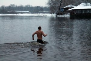 Морозне повітря і крижана вода: "моржі" закликають усіх загартовуватися у Дніпрі – відео
