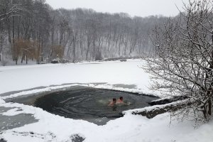 Столичні "моржі": Як на Водохреще у Феофанії кияни провели святкове купання – фоторепортаж