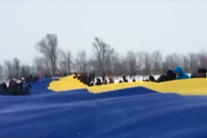 На адмінкордоні з окупованим Кримом розгорнули гігантський прапор України