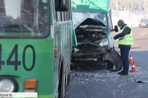"ДТП у час пік": в Чернігові "ГАЗель" з розгону протаранила тролейбус – фоторепортаж