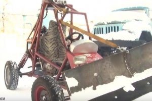 Мотор – від мотоцикла, гальма – від "Запорожця": У Черкасах студенти створили багі-снігопрогортач