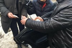 Під Києвом слідчого і адвоката затримали на хабарі в $2200