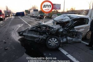 Потрійна лобова аварія у Києві: автомобілі розкидало на 60 метрів – відео
