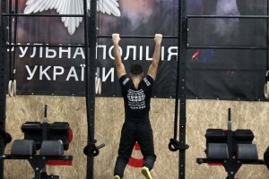 "Піт, мов град котився": вражаючі фото перших змагань з багатоборства для патрульних – ФОТО