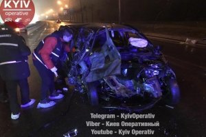 Фотогалерея: У Києві Mercedes, тікаючи від поліції, врізався у чотири легковики