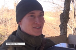 На передову з баяном: як боєць АТО захищає країну та піднімає бойовий дух