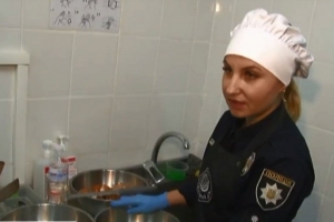 З маком, горіхами, какао: львівські поліцейські спекли 10 кг печива для невиліковно хворих