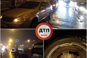 Порвало шини і погнуло диски: на Шулявському мосту оголилася арматура і нівечить автівки – відео