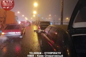 Комунальники залатали яму на Шулявському мосту, із якої вилізла арматура