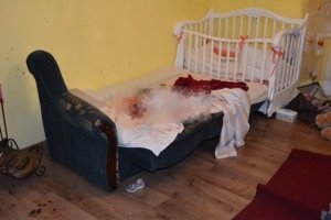 На Закарпатті жінка спочатку вбила свою 2-річну доньку, а потім намагалася вчинити самогубство