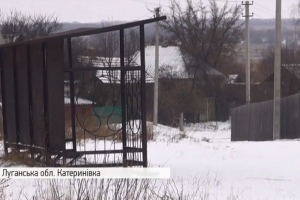 Мирне життя Катеринівки: як бійці АТО допомагають мешканцям визволеного села