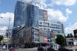 Десятки невідомих у камуфляжі вдерлися до ТЦ Gulliver – подробиці